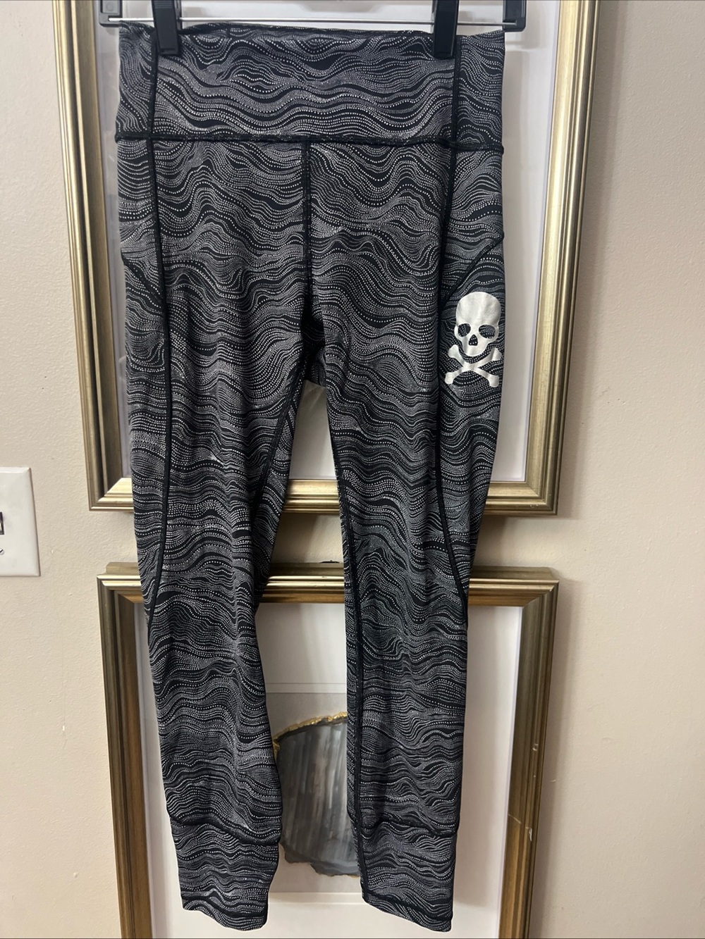 Lululemon x Soul Cycle In Movement Tight 25" Black Dot Wave Skull Bones Sz 8